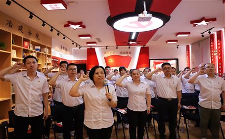 ���²��Ѷ�����⵳�������� ӭ�½�����Ч��