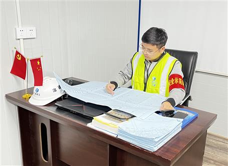 ���Ͷ��� ��ģ�����ɱ���������һ�߼����� ʵ������㽳��